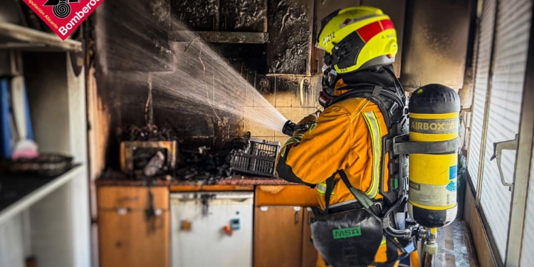 Un incendi en una vivenda de Benidorm obliga a intervindre als bombers