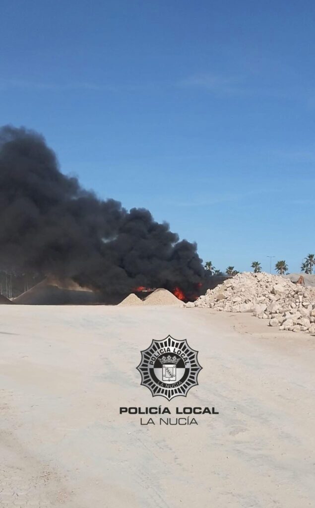 Incendi al poliesportiu de la Nucia genera una gran columna de fum
