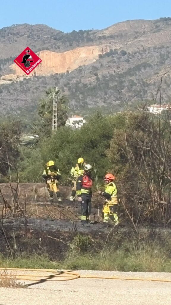 Un incendi de vegetació obliga a mobilitzar un ampli dispositiu a l’Armanello de Benidorm