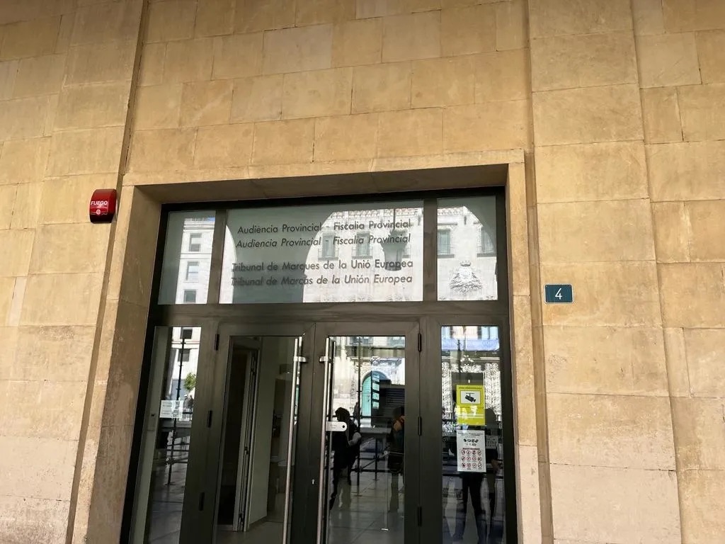 Demanen any i mig de presó per presumptament abusar sexualment d’una dona en un ascensor de Benidorm